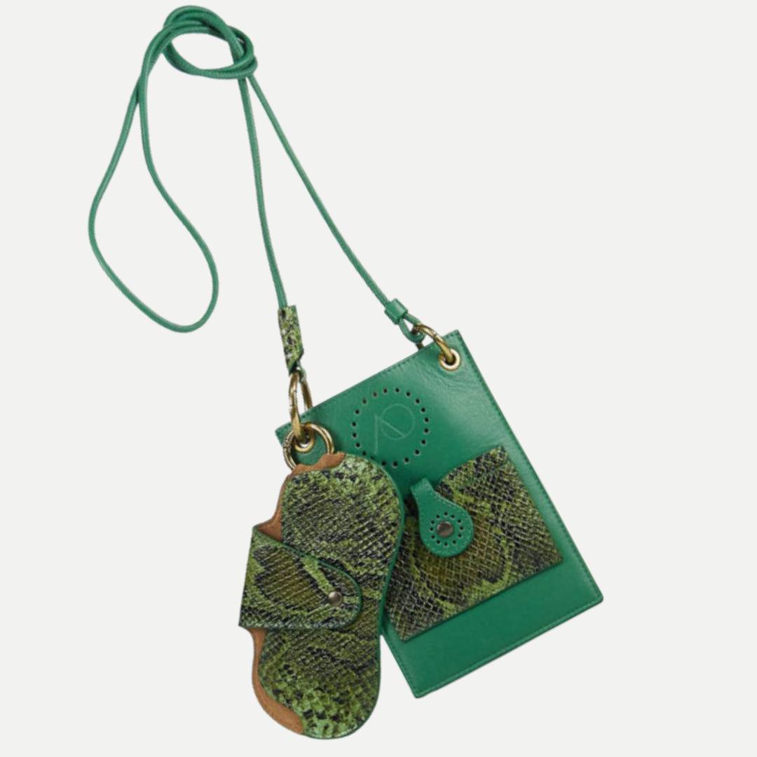 Laat je tas maar thuis. Met dit handige telefoontasje mét bijpassende brillenkoker en ruimte voor pasjes, heb je geen gedoe meer op een feestje.
#marktstraatnaarden #naardenvesting #phonebag #zomeressential #zonnebril